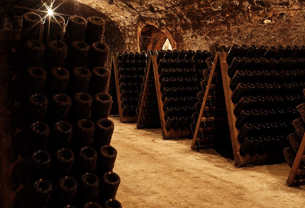 Bouteille sur lies dans la cave de Champagne Palmer & Co