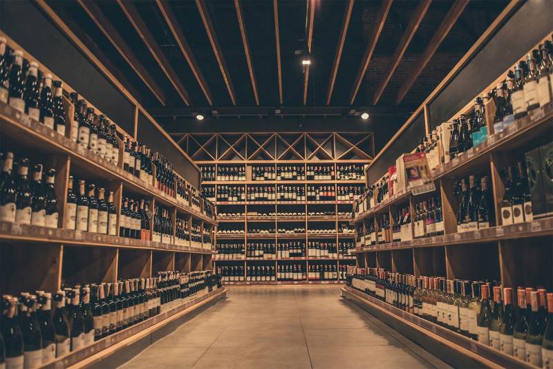 Photo de la cave de Pascal comme un "Décathlon du vin" en Provence
